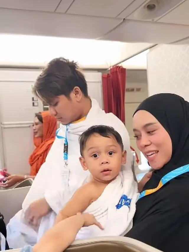7 Potret Lesty Kejora dan Rizky Billar Jalani Umroh, Ajak Baby Levian