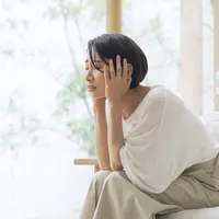 Ilustrasi perempuan yang sedang cemas/copyright shutterstock.com/metamorworks