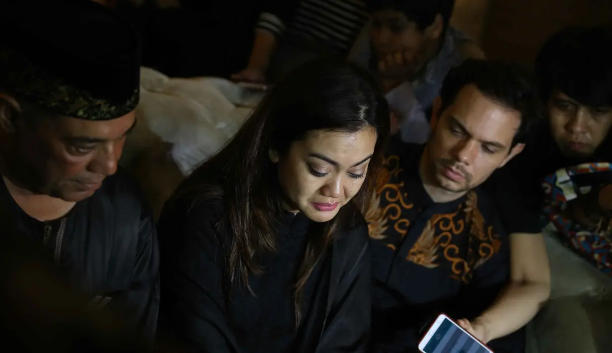 Usaha keras tim dokter dan keluarga pun tak berhasil untuk membangunkan Julia Perez. Para dokter pun meminta keluarga untuk ikhlas melepas kepergian Jupe. (Nurwahyunan/Bintang.com)