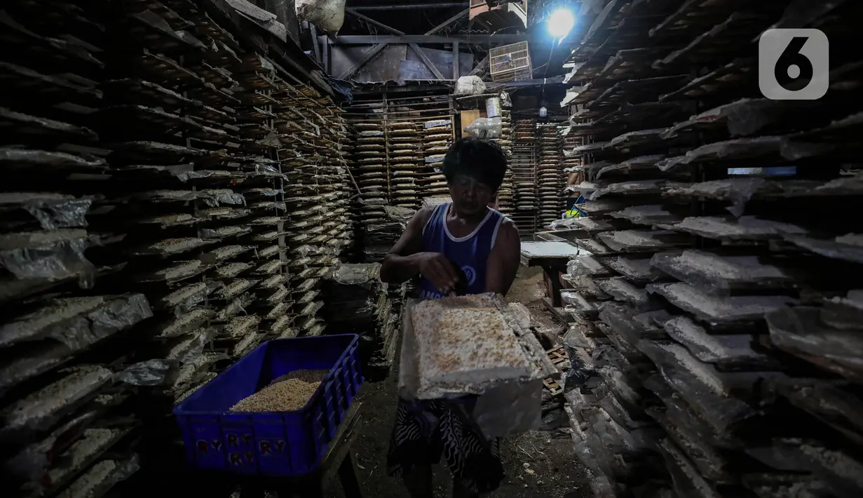 Subsidi diberikan agar bunga KUR lebih murah bagi masyarakat, yaitu 3 persen untuk kategori usaha mikro dan 6 persen untuk kategori usaha kecil. (Liputan6/Angga Yuniar)