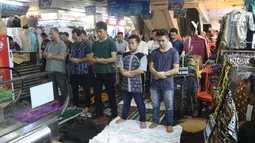Umat muslim melaksanakan salat jumat pada bulan Ramadan di selasar Pasar Tanah Abang, Jakarta, Jumat (25/5). Fasilitas tempat salat yang tersedia tidak sebanding dengan jumlah pengunjung dan pedagang pasar Tanah Abang. (Liputan6.com/Arya Manggala)