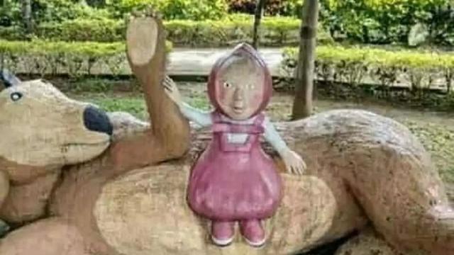 6 Patung Kartun Ini Bentuknya Absurd, Enggak Habis Pikir