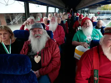 Sejumlah pria yang akan menjadi Santa Claus berada dalam bus saat perjalanan menuju sekolah Santa Claus Charles W. Howard di Midland, Michigan, Jumat (19/10). Sekolah khusus Santa Claus ini didirikan pada tahun 1937. (JEFF KOWALSKY / AFP)