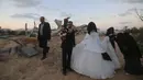Mohammed Zourab (kedua dari kiri) bersama pengantin perempuannya menggelar pernikahan di atas reruntuhan rumahnya di Kota Khan Younis, Jalur Gaza, 1 Maret 2020. Upacara pernikahan warga Palestina digelar di atas reruntuhan salah satu rumah yang hancur akibat serangan jet Israel. (Xinhua/Khaled Omar)