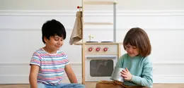 Bagi anak, konsep adil memang belum langsung matang. Di usia kecil mereka biasanya mengira adil berarti semua harus sama banyak, sama besar, dan sama persis. (foto/dok: freepik)