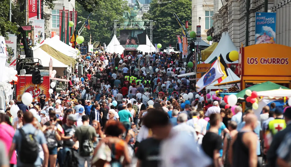 Antusias ratusan warga dan wisatawan selama perayaan Hari Nasional Belgia di Brussels, Kamis (21/7). Belgia dalam status waspada sejak tragedi Bom Brussels yang menewaskan 34 orang pada 22 Maret 2016 lalu. (Foto: Arie Asona)