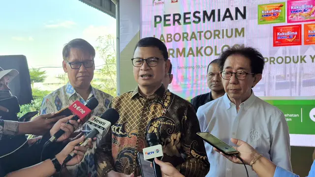 Kepala BPOM Prof. dr. Taruna Ikrar, M.Biomed., MD., Ph.D. memberikan keterangan kepada awak media dalam kunjungan kerja di Pabrik Sido Muncul.