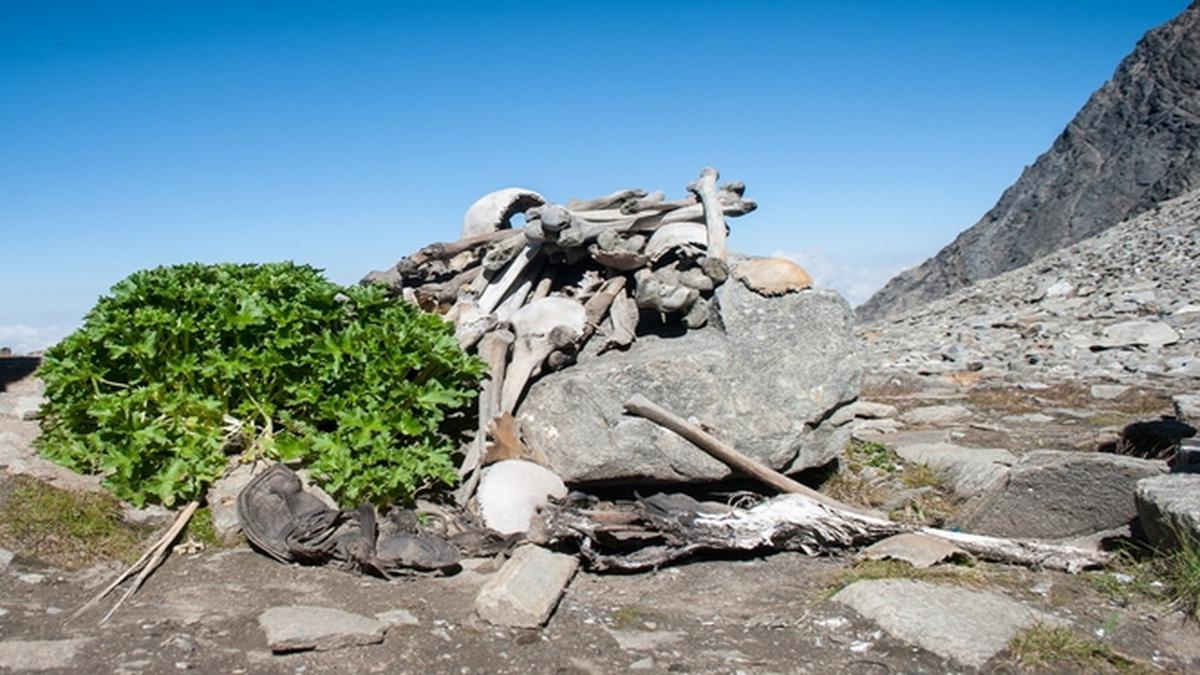 Seramnya Danau Tengkorak Roopkund di Himalaya