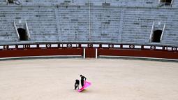 Penurunan minat seiring perkembangan zaman menjadikan matador dalam budaya adu banteng di Spanyol berusaha bertahan ditengah badai pandemi. (Foto: AFP/Gabriel Bouys)