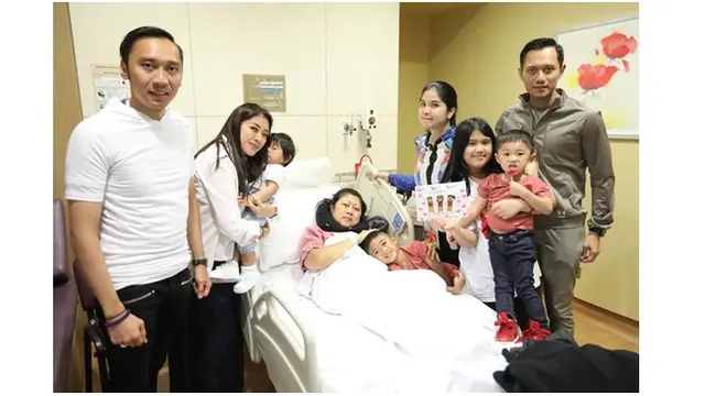 Ani dan Putra (Sumber: Instagram/ibasyudhoyono/agusyudhoyono)