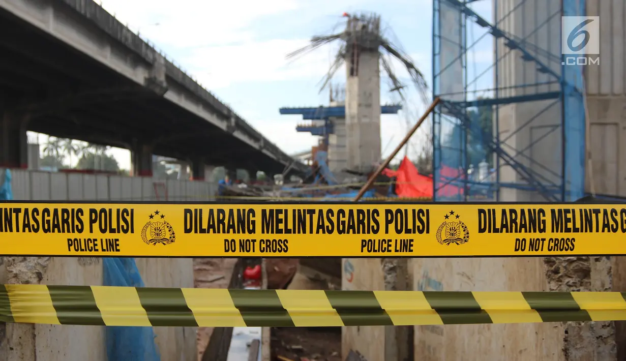 Lokasi ambruknya tiang girder proyek Tol Bekasi-Cawang-Kampung Melayu (Becakayu) dipasangi garis polisi, di dekat Gerbang Tol Kebon Nanas, Jakarta Timur, Selasa (20/2). Kejadian itu mengakibatkan tujuh orang pekerja terluka. (Liputan6.com/Arya Manggala)