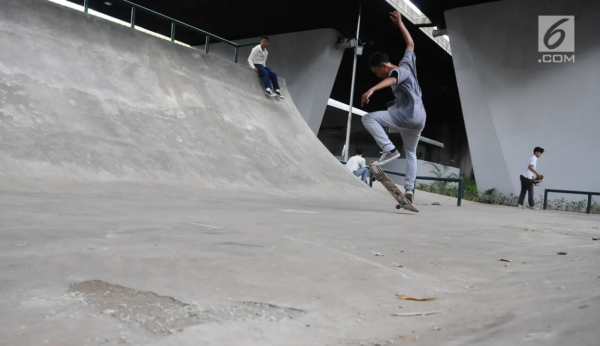Skater sedang bermain di skaterpark di kolong Flyover Slipi, Jakarta, Selasa (15/1). Belum diresmikan, skaterpark di kolong Flyover Slipi, tampak berberapa dilintasan tampak rusak. (Liputan6.com/Herman Zakharia)