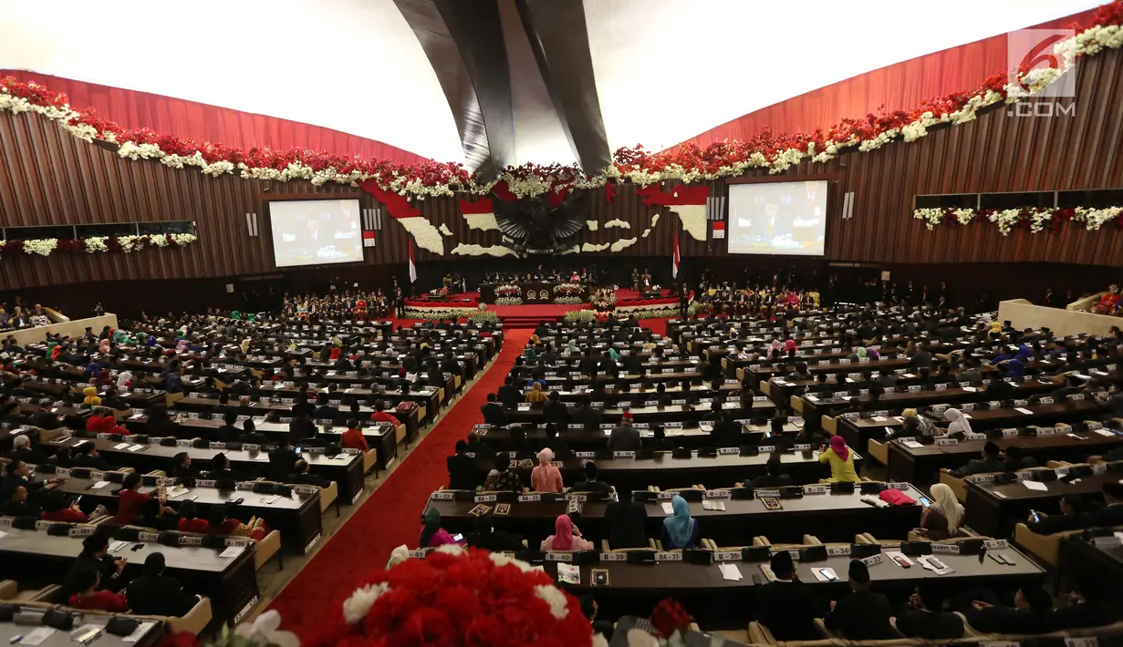 Suasana saat  Presiden Jokowi menyampaikan Pidato pada Sidang Tahunan  DPR/DPD di kompleks Parlemen Senayan, Jakarta, Rabu (16/8) Sidang mendengarkan Pidato kenegaraan  Jokowi menyambut HUT ke-72 Kemerdekaan RI. (Liputan6.com/ Johan Tallo)