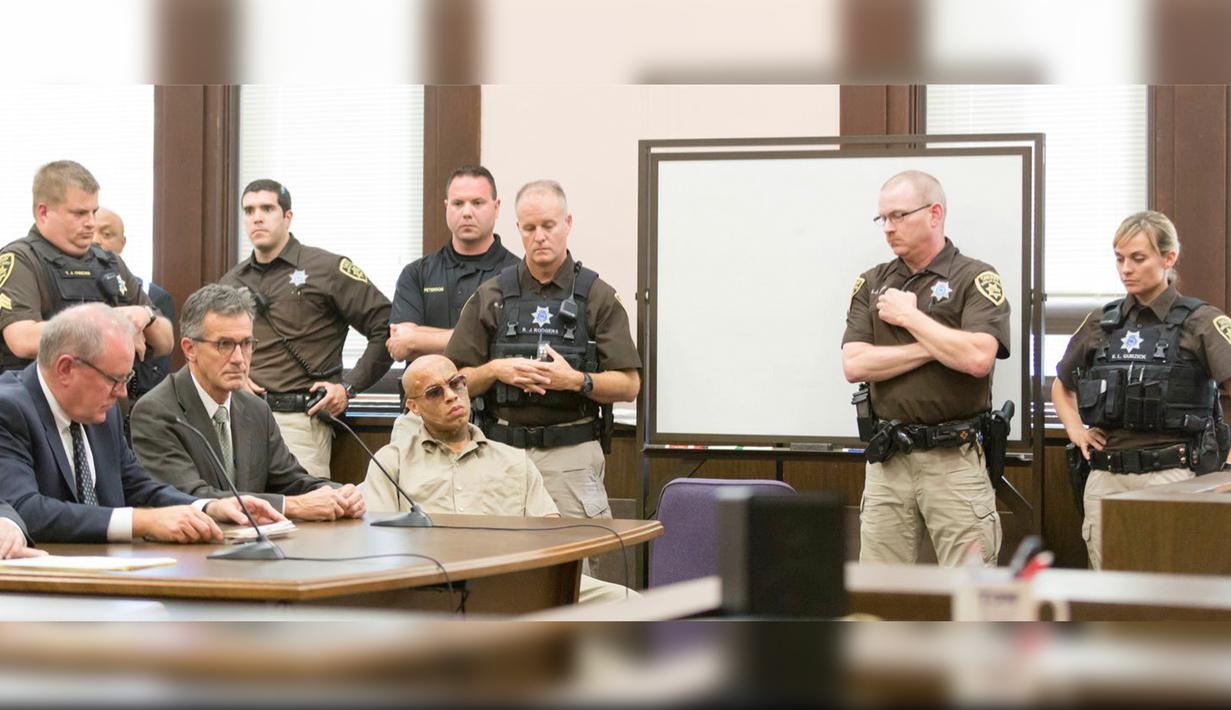 Suasana sidang vonis Nikko Jenkins di Pengadilan Distrik Douglas County di Omaha, Neb, Selasa (30/5). Sebenarnya hakim mempunyai pilihan vonis penjara seumur hidup tetapi hakim lebih memilih hukuman mati untuk Nikko. (AP/Pool) 