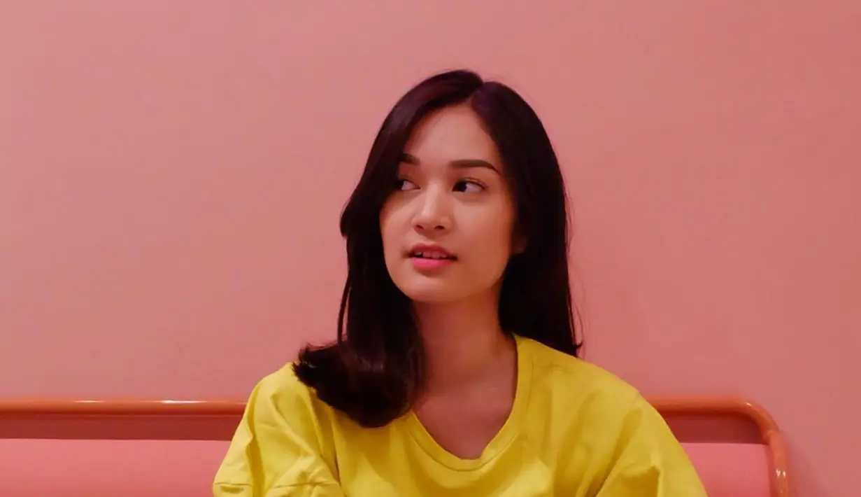 Pemilik nama lengkap Faradilla Yoshitaka memang selalu tampil stylish. Saat memakai pakaian warna kuning, Faradilla terlihat begitu simpel namun tetap menawan. Gaya penampilan yang sederhana tapi memesona ini banjir pujian netizen yang menyebut Faradilla cantik. (Liputan6.com/IG/@faradillayoshi)