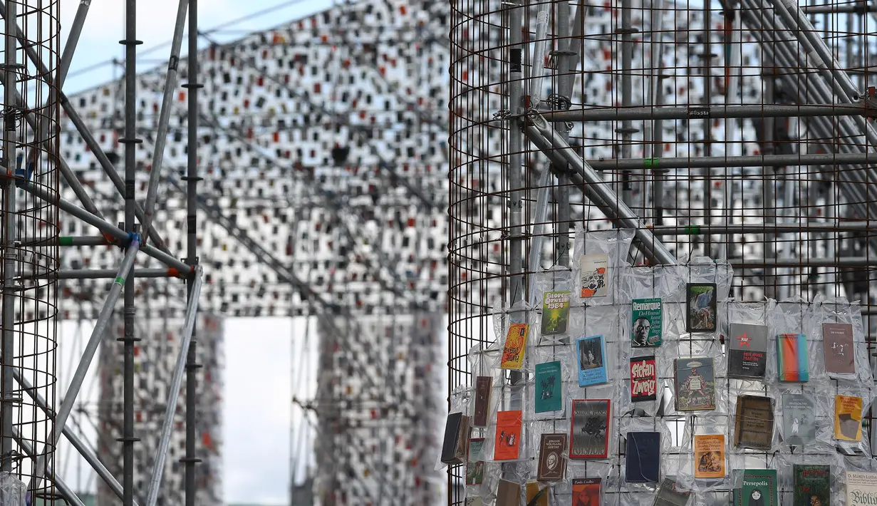 Tampilan "Temple of books" atau Kuil Buku saat dalam proses penyelesaian jelang pembukaan pameran seni terbesar Jerman "Documenta 14" di Kassel, Jerman (7/6). (Reuters/Kai Pfaffenbach)
