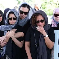 Sophia Latjuba dan Eva Celia di pemakaman ibu Indra dan Mira Lesmana | foto : Deki Prayoga