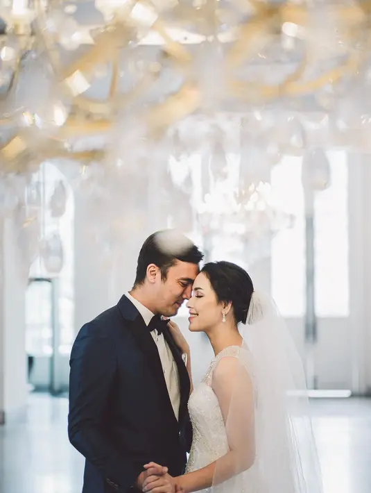 Keduanya pun didandani mengenakan gaun dan setelan jas layaknya pengantin baru. Penampilan keduanya sontak sukses mencuri perhatian. [Foto: IG/@kairos_works/@byantonius]