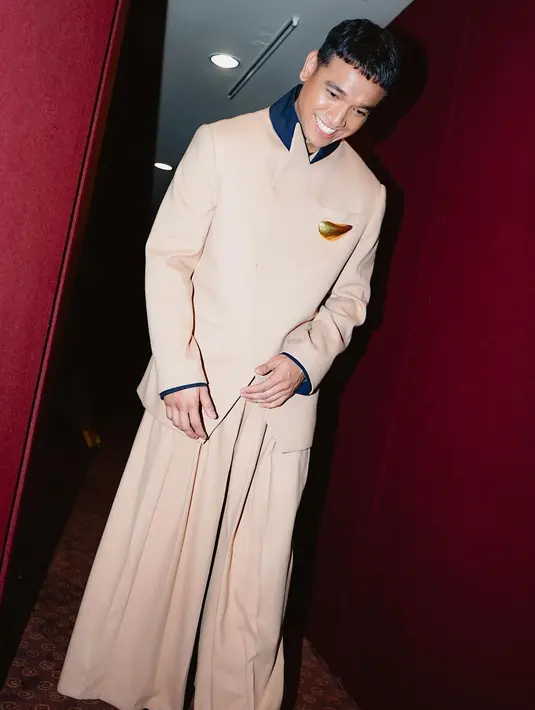 Ia padukan dengan wide-leg pants yang menyerupai rok plisket berwarna senada. [Foto: Instagram/fadlyfsl_]