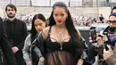 <p>Rihanna menjadi tamu VIP show Dior. Dengan baby-bumpnya, Rihanna tampil luar biasa dengan busana serba hitam rancangan Dior. Foto: Vogue.</p>