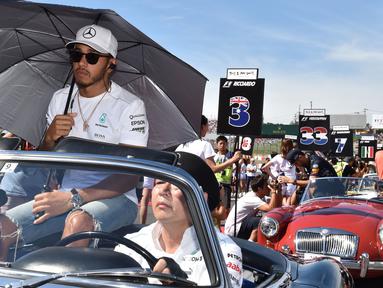 Pebalap Mercedes, Lewis Hamilton menguasai puncak klasemen sementara F1 dengan raihan 306 poin. (AFP/Kazuhiro Nogi)