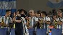Pemain timnas Argentina, Lionel Messi, memeluk pelatih timnas Argentina, Lionel Scaloni, yang sukses mempersemabhkan trofi Piala Dunia 2022 dan juga dua trofi penting lainnya dalam waktu yang berdekatan. (AFP/Luis Robayo)