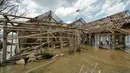 Bangunan rumah di Waduk Jatigede, Desa Cipaku, Sumedang, Jawa Barat, Senin  (17/9). Musim kemarau panjang menyebabkan Waduk Jatigede surut sehingga puing bangunan Desa Cipaku yang tenggalam kembali terlihat. (Liputan6.com/Herman Zakharia)