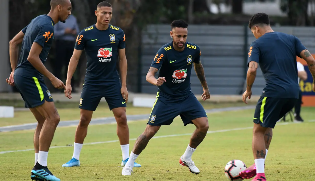 Penyerang Brasil, Neymar (kedua kanan) berusaha merebut bola saat mengikuti sesi latihan tim di Singapura (7/10/2019).  Brasil akan menghadapi Senegal pada pertandingan persahabatan di Singapore National Stadium pada 10 Oktober 2019. (AFP Photo/Roslan Rahman)