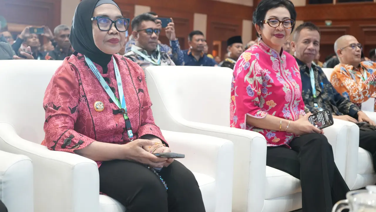 Wali Kota Bontang Neni Moerniaeni (kiri).