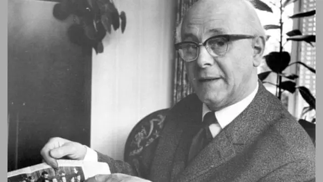 Wilhelm Hamelmann dengan artikel surat kabar tentang kejadian pembunuhan yang menimpa keluarganya. (Lilli Heinemann)