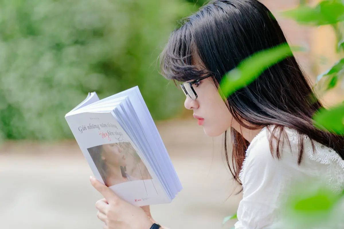 membaca buku