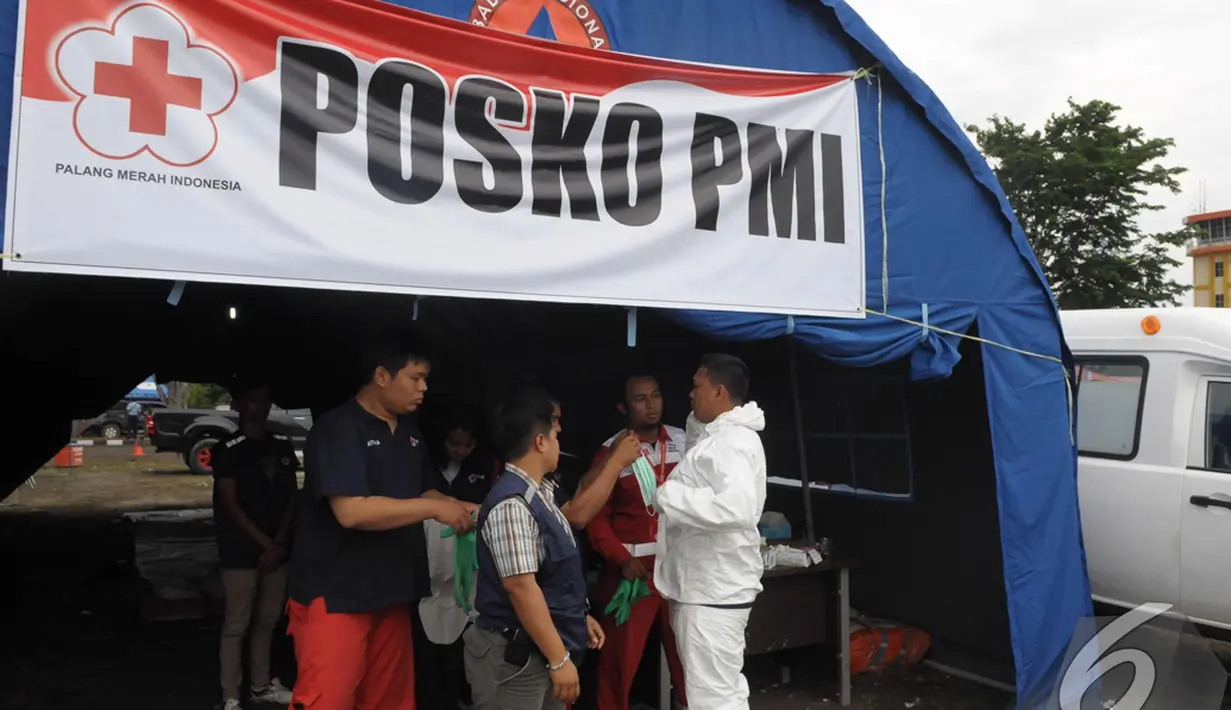 Tim dari PMI melakukan persiapan guna membawa jenazah korban kecelakaan pesawat QZ8501 yang tiba dari KRI Banda Aceh untuk dipindahkan ke RS Sultan Imanuddin di Lanud Iskandar Pangkalan Bun, Kalteng, Rabu (7/1/2015).(Liputan6.com/Andrian M Tunay)