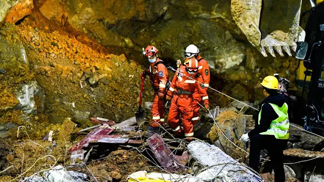 Tim penyelamat bekerja di lokasi tanah longsor di Bijie, Provinsi Guizhou, China barat daya, pada 4 Januari 2022. (Xinhua/Yang Wenbin)
