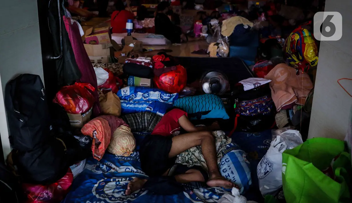 Aktivitas warga korban banjir yang masih bertahan mengungsi di GOR Pengadegan, Jakarta, Selasa (7/1/2020). Masih banyaknya warga yang memilih bertahan di pengungsian lantaran kondisi rumah mereka belum memungkinkan untuk ditinggali dan belum adanya arahan dari kelurahan. (Liputan6.com/Faizal Fanani)