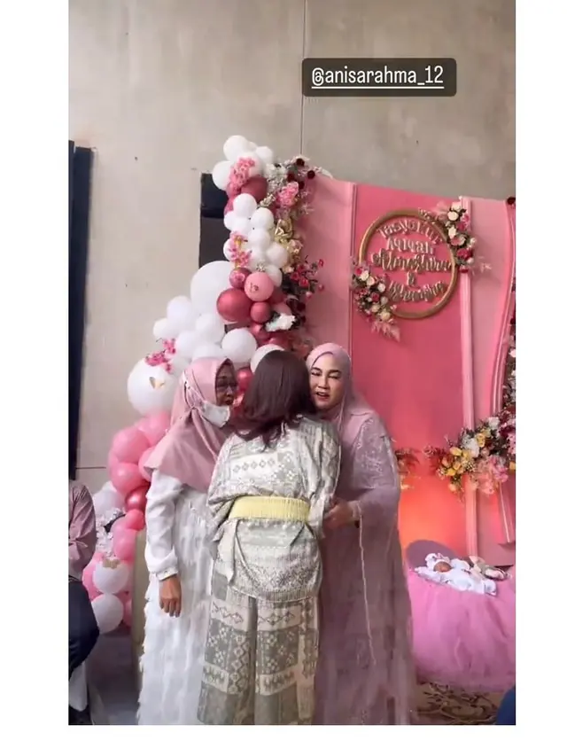 7 Momen Sarwendah Hadiri Acara Aqiqah Anak Kembar Anisa Rahma