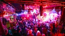 Para pengunjung saat menikmati penampilan aksi band rock di Bassy Club, Berlin, Jerman, (30/8). Kelab malam ini menampilkan perpaduan Blues, Soul, Negara, Rock'n'Roll dan banyak lagi. (REUTERS/Hannibal Hanschke)