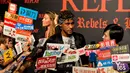 Penyerang Brasil, Neymar Jr memberi keterangan kepada awak media saat menghadiri acara fashion di Shanghai, China (31/7). PSG diperkirakan akan membayar klausul pelepasan Neymar pada pekan ini. (AFP Photo/Chandan Khanna)
