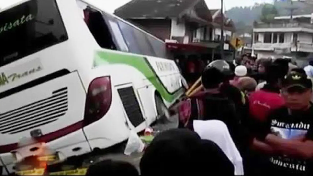 VIDEO: Tabrakan Beruntun di Ciweday Bandung, 2 Tewas Terjepit Bus