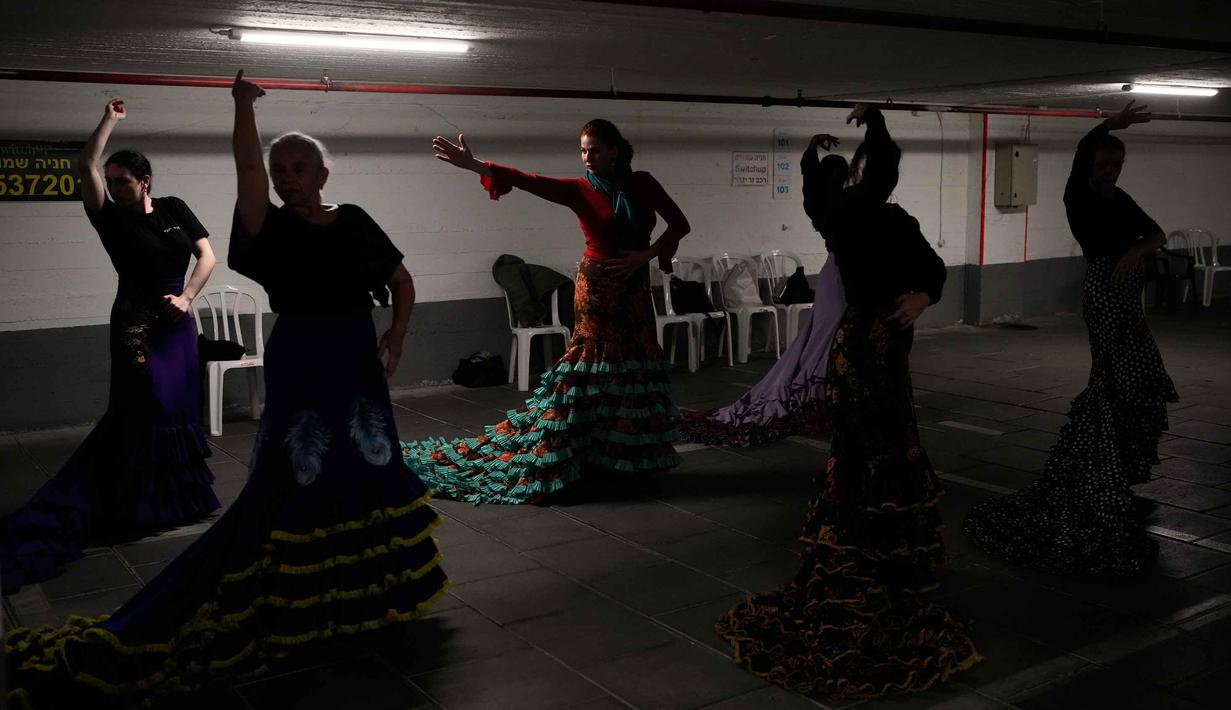 Situasi ini memaksa warga mencari perlindungan di ruang bawah tanah atau bunker. Tampak dalam foto, sekelompok siswa flamenco menari di garasi parkir bawah tanah setelah kelas studio mereka terganggu oleh sirene serangan udara yang memperingatkan datangnya rudal dari Iran, di Tel Aviv, Israel, Senin 30 Maret 2026. (AP Photo/Ohad Zwigenberg)