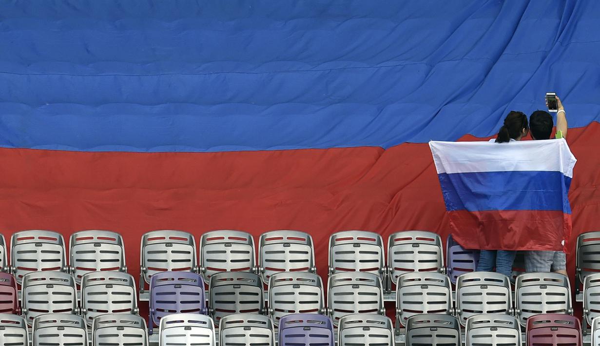 Fans Rusia berfoto selfie sambil menanti dimulainya laga grup B Euro Cup 2016 antara Rusia melawan Wales di Stadion Municipal, Toulouse (20/6/2016). (AFP/Pascal Pavani)