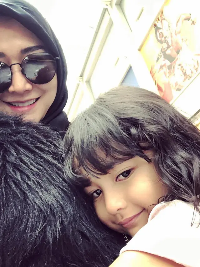 Jarang Tersorot, Ini 6 Potret Kebersamaan Marissya Icha dan Putrinya