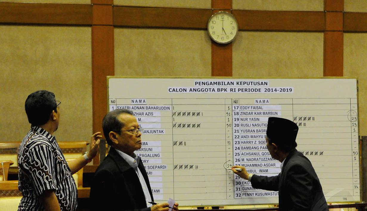 Anggota DPR Komisi XI mengambil keputusan terkait Calon Anggota BPK RI Periode 2014-2019, Jakarta, (15/9/14). (Liputan6.com/Andrian M Tunay) 