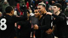 Pemain Aston Villa melakukan selebrasi setelah Morgan Rogers mencetak gol kemenangan 2-1 ke gawang West Ham pada laga lanjutan putaran ketiga Piala FA di Villa Park, Brimingham, Inggris, Minggu (11/01/2025). (AFP/Ben Stansall)