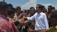 Presiden RI, Joko Widodo (Jokowi) menyalami warga usai peresmian Pelabuhan Wasior di Teluk Wondama, Papua Barat. (Biro Pers Presiden/Kris)