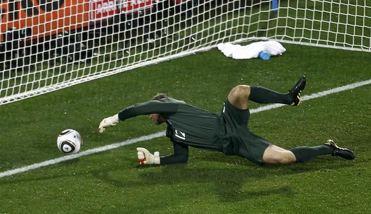 Inggris sedang unggul atas AS saat sang kiper, Robert Green, melakukan blunder dalam laga perdana mereka di Piala Dunia 2010. Green gagal menghentikan bola lemah melintir tendangan pemain AS, Clint Dempsey, yang sempat ditangkapnya. (www.squawka.com)