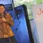 Gubernur DKI Jakarta Basuki Tjahaja Purnama geram dengan harga barang di JakBook dan Edu Fair 2015 lebih mahal dari harga pasaran, Jakarta, Senin (27/7). Ahok menghimbau agar warga tidak lagi belanja dipameran tersebut. (Liputan6.com/Herman Zakharia)