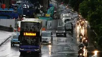 Bus Tingkat Pariwisata melewati jalur protokol di kawasan Sarinah, Jakarta, Jumat (5/12/2014). (Liputan6.com/Faizal Fanani)