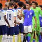 Para pemain starting XI Timnas Brasil U-17 (kanan) dan Inggris U-17 saling berjabat tangan sebelum dimulainya laga ketiga Grup C Piala Dunia U-17 2023 di Jakarta International Stadium, Jakarta Utara, Jumat (17/11/2023). (Bola.com/Ikhwan Yanuar)