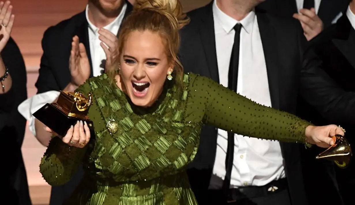 “Aku tidak bisa ini (piala). Aku merasa terhormat dan berterima kasih, tetapi lebih pantas untuk panutan dalam hidupku, Beyonce. Bagiku, album bertajuk Lemonade dirancang dengan baik, begitu indah dan merasuk ke jiwa,” tutur Adele. (AFP/Bintang.com)