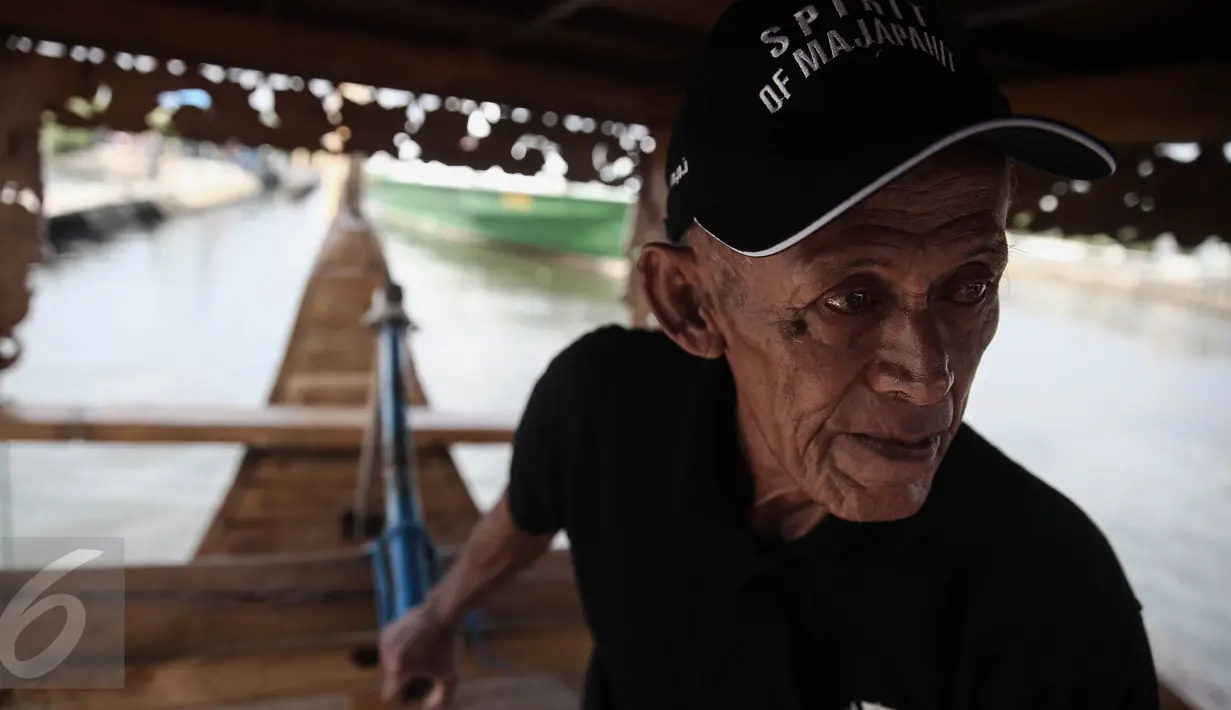 Seorang tim ekspedisi tertua saat memegang stir kendali diatas kapal ekspedisi napak tilas "Spirit of Majapahit" di Dermaga Marina Ancol, Jakarta, Rabu (11/5). (Liputan6.com/Faizal Fanani)